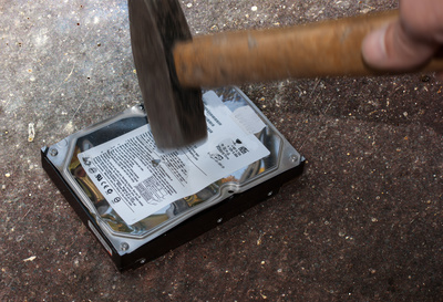 Verbände müssen die Löschfristen unbedingt einhalten - zur Not auch mit dem Hammer. Bild: Bernd Kasper / pixelio.de
